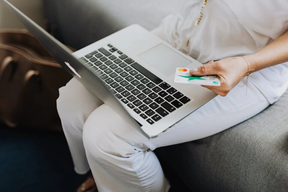 Finansal planlama yapan bir çiftin sakin çalışma anı